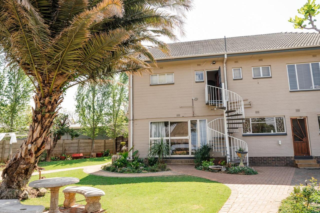 Opstal Gastehuis Potchefstroom Exterior foto